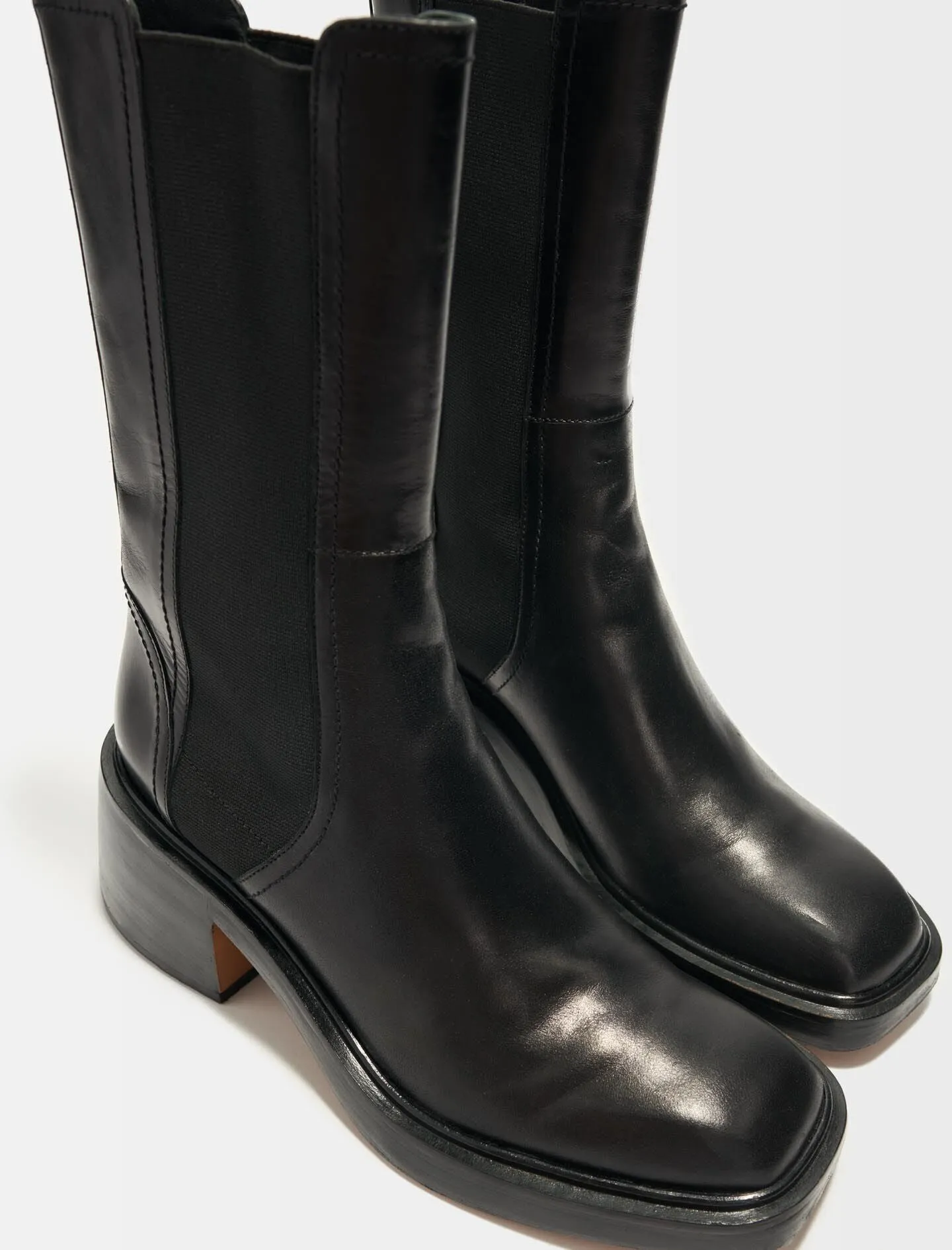 BLACK LEATHER ANKLE BOOTS AND SQUARE TOE