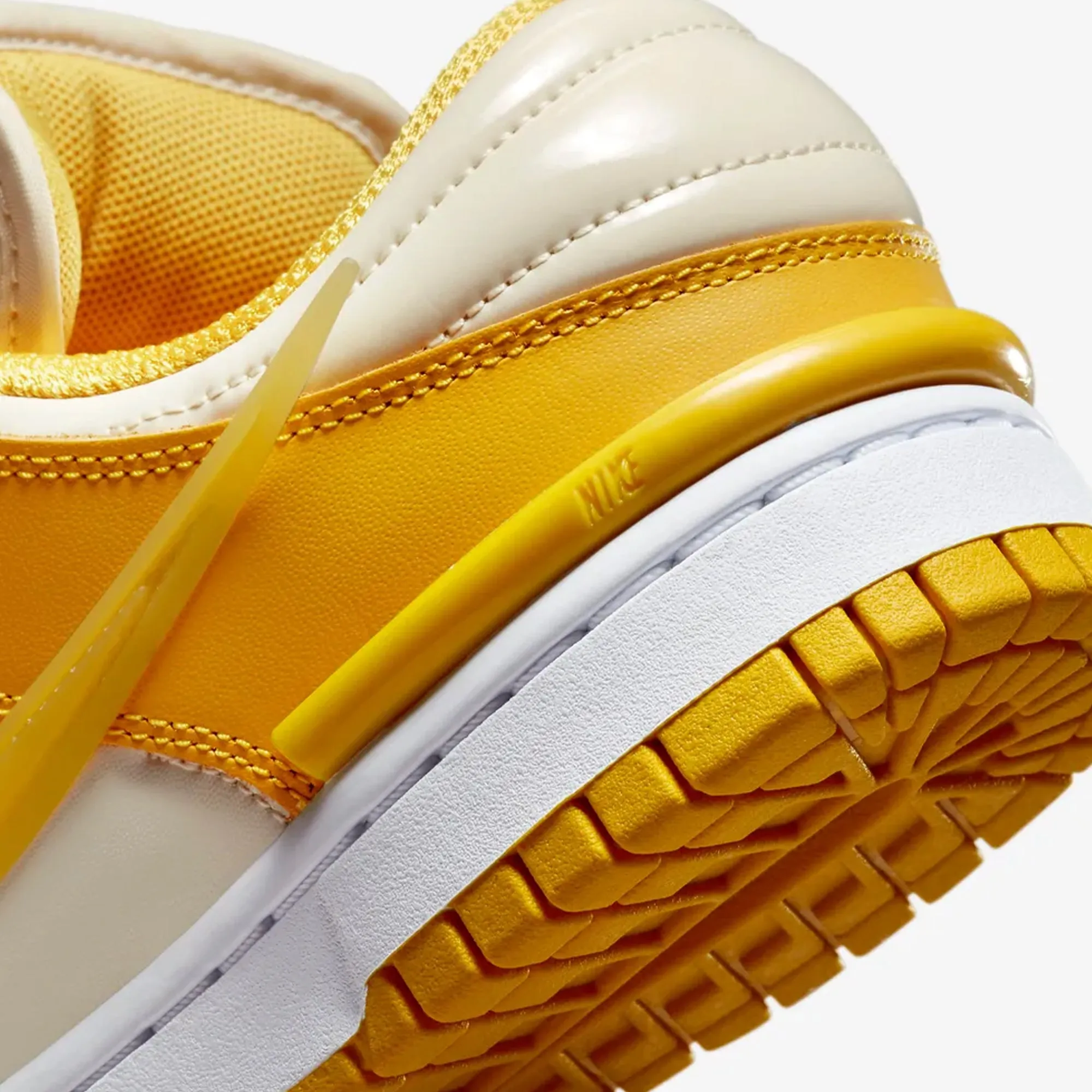 Nike | WMN'S DUNK LOW TWIST  { SAIL/VIVID SULFUR-WHITE